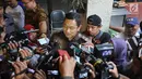 Wali Kota Semarang, Hendrar Prihadi memberikan keterangan terkait kontroversi pernyataannya yang ditulis di berbagai media terkait jalan tol di Rumah Makan Selasih Semarang , Senin (4/2). (Liputan6.com/Gholib)