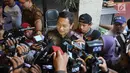 Wali Kota Semarang, Hendrar Prihadi memberikan keterangan terkait kontroversi pernyataannya yang ditulis di berbagai media terkait jalan tol di Rumah Makan Selasih Semarang , Senin (4/2). (Liputan6.com/Gholib)