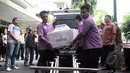 Jenazah terpidana mati asal Brazil, Rodrigo Gularte saat tiba di Rumah Duka RS Carolus, Jakarta, Rabu, (29/4/2015). Jenazah tiba sekitar pukul 12.50 WIB. (Liputan6.com/Helmi Afandi)