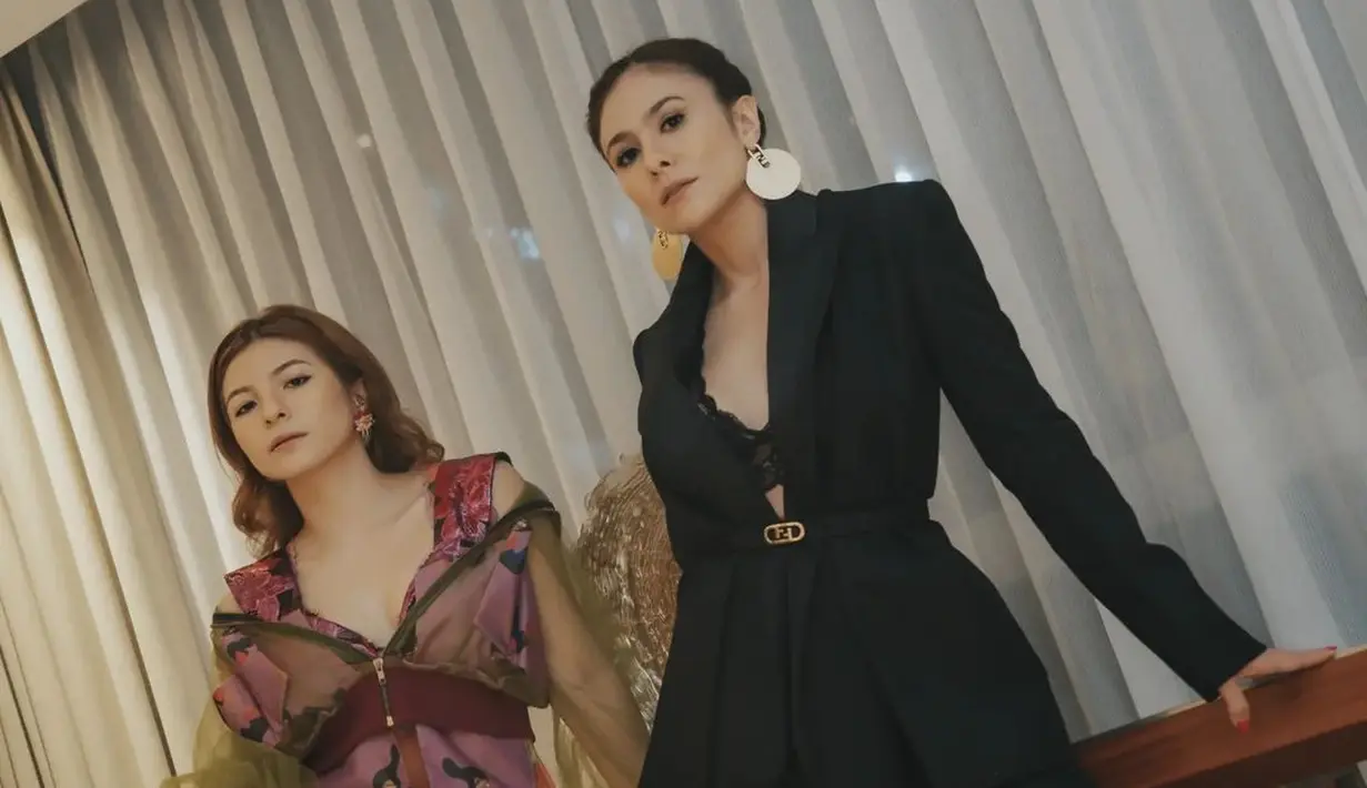 Wulan Guritno hadir dengan busana all black dari Fendi. Ia memadukan bralette hitam setelan jas yang memiliki detail ruffle di bagian bawah. Memperkuat fitur pinggangnya, Wulan Guritno memberikan belt tipis dengan hardware emas. (instagram/wulanguritno)