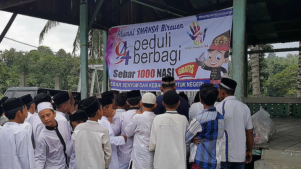 Membagi-bagikan nasi bungkus sejatinya sudah lama dilakukan Meirinda dan sejawat, namun, jumlahnya tak sebanyak saat ini (Liputan6.com/Rino Abonita)