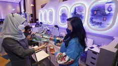 Nasabah betransaksi pembeliaan tiket dengan kartu Co-brand BNI Garuda dalam pameran perjalanan wisata Garuda Indonesia Travel Fair (GATF) Hybrid 2021, Sabtu (11/12/2021). Program “Best Deal”, Garuda Indonesia menawarkan diskon tiket penerbangan hingga 80% dari Jakarta. (Liputan6.com/Fery Pradolo)