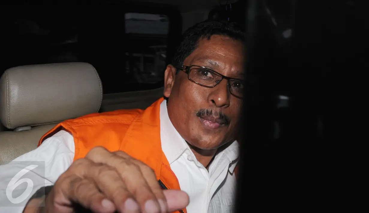 Bupati Sabu Raijua, Marthen Dira Tome saat akan meninggalkan Gedung KPK, Jakarta, Selasa (15/11). Sebelumnya, KPK kembali menetapkan Marthen sebagai tersangka kasus dugaan korupsi dana pendidikan luar sekolah (PLS) di NTT. (Liputan6.com/Helmi Afandi)