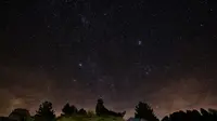 Hujan meteor Geminid di Maira Valley, Italia (MARCO BERTORELLO / AFP)