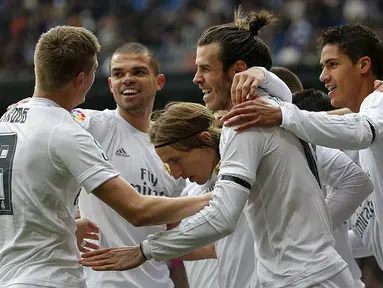 Para pemain Real Madrid merayakan gol yang dicetak Gareth Bale ke gawang Sporting Gijon pada laga La Liga Spanyol di Stadion Santiago Bernabeu, Spanyol, Minggu (17/1/2016). Los Blancos berhasil menang 5-1. (Reuters/Andrea Comas)