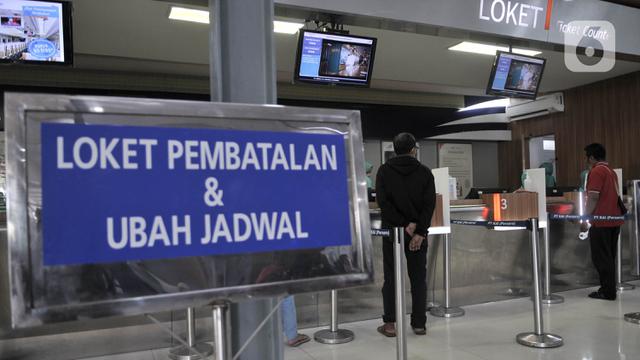 Antrean Pembatalan Tiket Kereta di Stasiun Pasar Senen