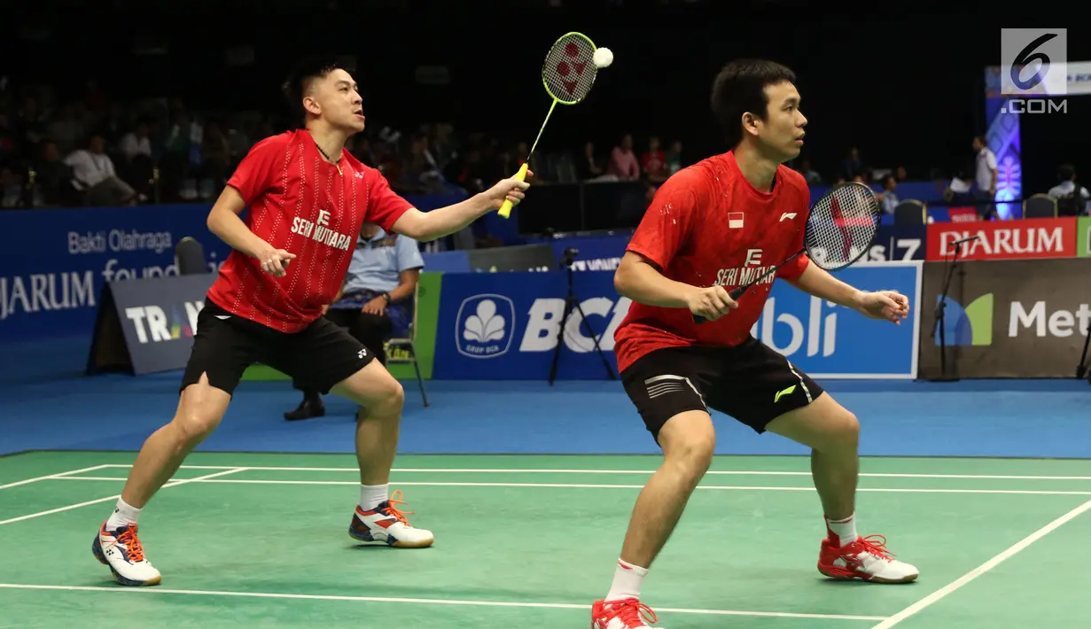 Ganda Putra Hendra Setiawan/Boon Heong Taan mengembalikan kok ke arah Li Junhui/Liu Yuchen (Tiongkok) di babak 16 besar Indonsia Open 2017 di JCC Plenary Hall, Jakarta, Kamis (15/6). Hendra/Boon kalah 15-21, 15-21. (Liputan6.com/Helmi Fithriansyah)