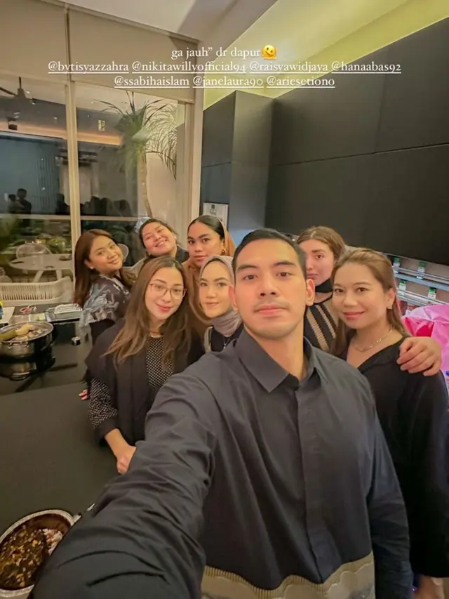 6 Potret Nikita Willy Buka Puasa Bareng Sahabat, Undang ke Apartemen Mewahnya