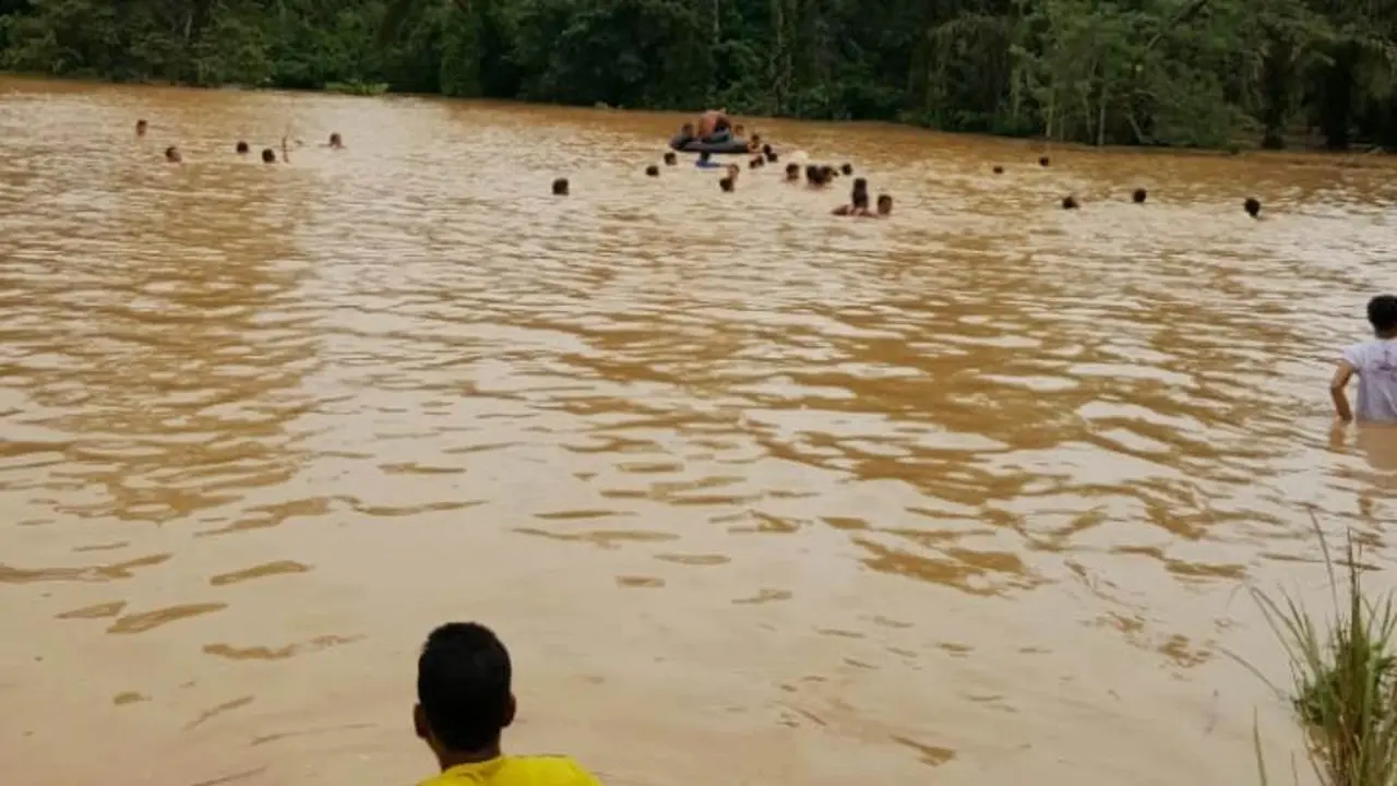 Evakuasi balita korban hanyut Kabupaten Dharmasraya, Sumatera Barat. (Foto: Liputan6.com/ Novia Harlina)