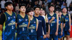 Roster Mantappu Corp saat fun charity match melawan DBL Indonesia Team di GOR Cempaka Putih, Jakarta, Rabu (16/08/2023). (Bola.com/Bagaskara Lazuardi)