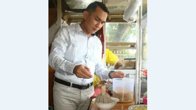 Bergaya Necis, Anggota TNI Jualan Bakso di Bogor