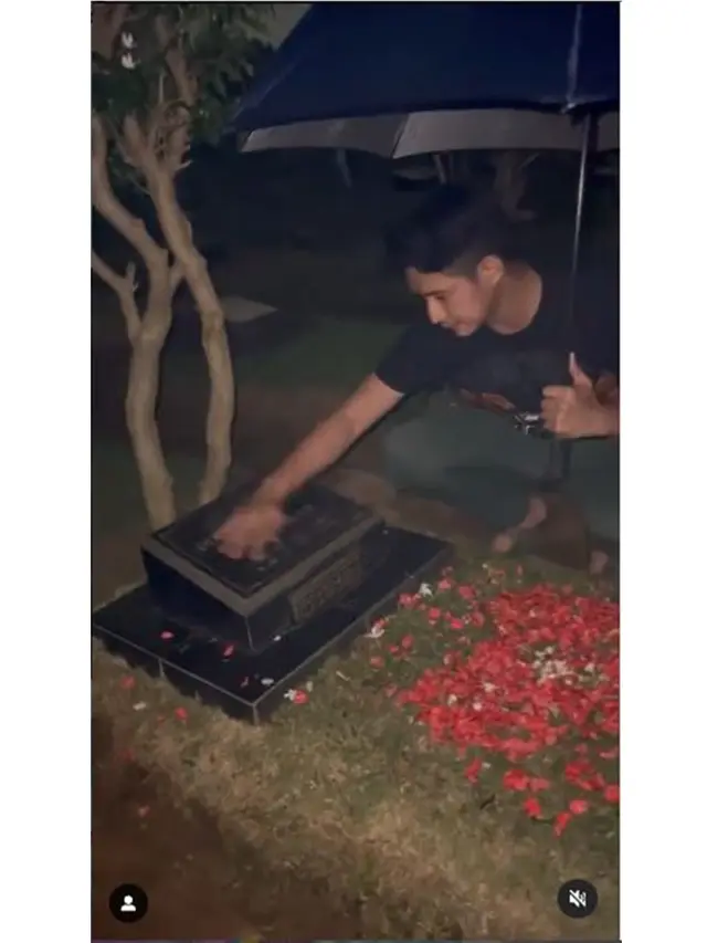 6 Momen Chand Kelvin Ziarah ke Makam Olga Syahputra, Peringati 7 Tahun Kepergian