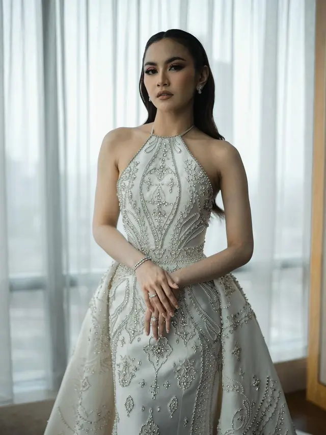 Beda Tampilan Anggun Mahalini Raharja dalam Dua Gaun Pengantin Rancangan Hian Tjen