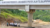 Suasana peninjauan proyek u pembangunan Bendungan Teritip di Balikpapan, Kalimantan Timur, (24/3).Jokowi minta pembangunan bendungan ini dipercepat sebelum masuk musim hujan. (Setpres/ Agus Suparto)