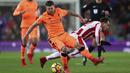 Bek Liverpool, Alberto Moreno, berebut bola dengan gelandang Stoke, Xherdan Shaqiri, pada laga Premier League di Stadion Bet365, Stoke-on-Trent, Rabu (29/11/2017). Stoke kalah 0-3 dari Liverpool. (AP/David Davies)