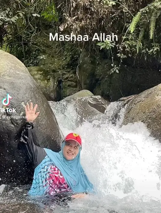 Meski hingga kini tak memiliki pasangan, ia mengaku tetap santai dan menjalani hidup dengan bahagia. "Bahagia-bahagia saja. Biasa saja jalanin saja hidupnya, biasa saja, santai saja," kata Cici Tegal. [Instagram/cicitegal]