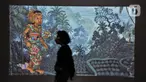 Pengunjung melintas di depan salah satu karya yang dipamerkan Jakarta Biennale 2021 di Museum Nasional, Jakarta, Selasa (23/11/2021). Ajang seni rupa dua tahunan Jakarta Biennale kembali digelar setelah sempat tertunda akibat pandemi Covid-19. (merdeka.com/Iqbal S. Nugroho)