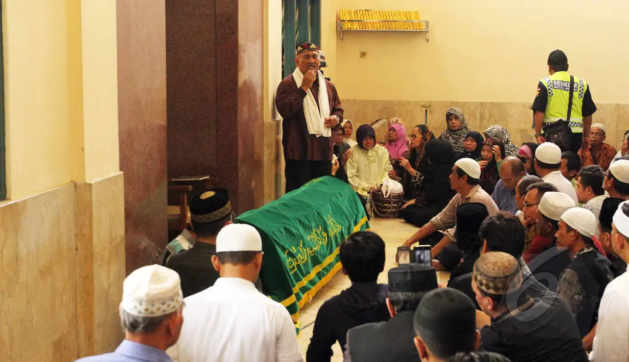 Jenazah almarhum Didi Widiatmoko alias Didi Petet sebelum disalatkan di masjid Baitul Qarim di kawasan Ciputat, Tangsel, Jumat (15/5/2015). Didi Petet meninggal di usia 58 tahun karena diduga menderita asam lambung. (Liputan6.com/Helmi Afandi)