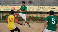 Pemain Persipasi Bandung Raya (PBR), Hanif Syahbani berusaha menahan bola saat latihan jelang Piala Presiden 2015 di Stadion Lebak Bulus, Jakarta, Minggu (23/8/2015). (Bola.com/Vitalis Yogi Trisna)