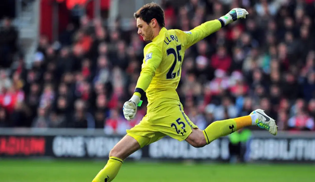 Kiper Tottenham Hotspur Hugo Lloris bersiap melepaskan tendangan gawang pada pertandingan sepak bola Liga Inggris antara Southampton vs Tottenham Hotspur di Stadion St Mary, Southampton (22/12/13)