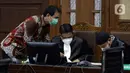 Mantan Wakil Ketua DPR Azis Syamsuddin (kiri) saat mengikuti sidang lanjutan di Pengadilan Tipikor Jakarta, Kamis (23/12/2021). Azis Syamsuddin merupakan terdakwa dugaan suap penanganan perkara korupsi di Lampung Tengah. (Liputan6.com/Helmi Fithriansyah)