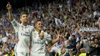 Pemain Real Madrid, Cristiano Ronaldo (kiri) melakukan selebrasi usai mencetak gol ke gawang Atletico Madrid, pada laga Leg 1 Babak Semifinal Liga Champions 2016-2017, di Stadion Santiago Bernabeu, Rabu (3/5/2017) dini hari WIB. Real Madrid menang 3-0.  (