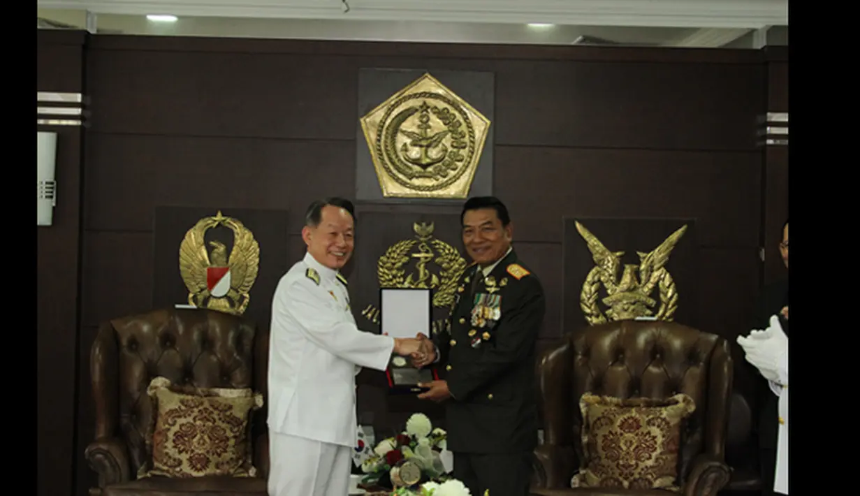 Panglima TNI, Jenderal TNI Moeldoko memberikan tanda kehormatan pada Pangab Korea, Admiral Choi Yoon-Hee yang berkunjung ke Mabes TNI Cilangkap, Selasa (20/01/2015). (Puspen TNI)