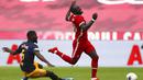 Pemain Liverpool, Sadio Mane, terjatuh saat berebut bola dengan pemain RB Salzburg, Jerome Onguene, pada laga persahabatan di Stadion Red Bull Arena, Salzburg, Selasa (25/8/2020). Kedua tim bermain imbang dengan skor 2-2. (AP Photo/Matthias Schrader)
