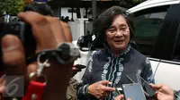 Mantan Menteri Negara Pemberdayaan Perempuan di kabinet Indonesia bersatu pada 2004-2009 Meutia Hatta  berjalan usai mengunjungi mantan Menteri Kesehatan Siti Fadilah Supari di Rutan Pondok Bambu, Jakarta, Kamis (10/11). (Liputan6.com/Johan Tallo)