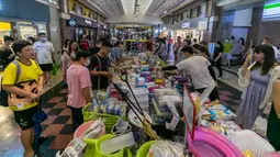 Orang-orang berbelanja di sebuah pasar malam di Shanghai, China timur, pada 15 Juni 2020. Guna mendorong aktivitas perekonomian malam hari di kota tersebut, festival malam digelar di Shanghai sejak awal Juni lalu dengan mengadakan lebih dari 180 aktivitas bertema. (Xinhua/Wang Xiang)