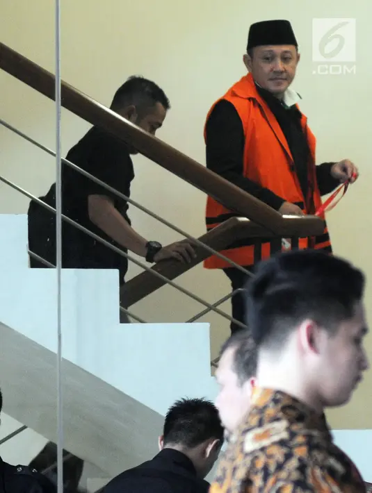 Anggota DPRD Lampung Tengah, Rusliyanto menuju ruang penyidik untuk menjalani pemeriksaan lanjutan di gedung KPK, Jakarta, Selasa (27/3). (Merdeka.com/Dwi Narwoko)