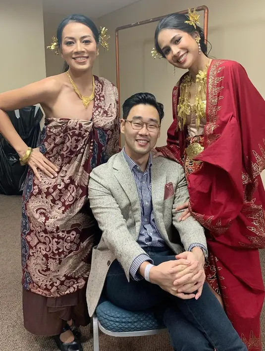 Mantan istri Marcell Siahaan ini juga berpose dengan penyanyi juniornya Maudy Ayunda dan suami. (Foto: Instagram/@deelestari)