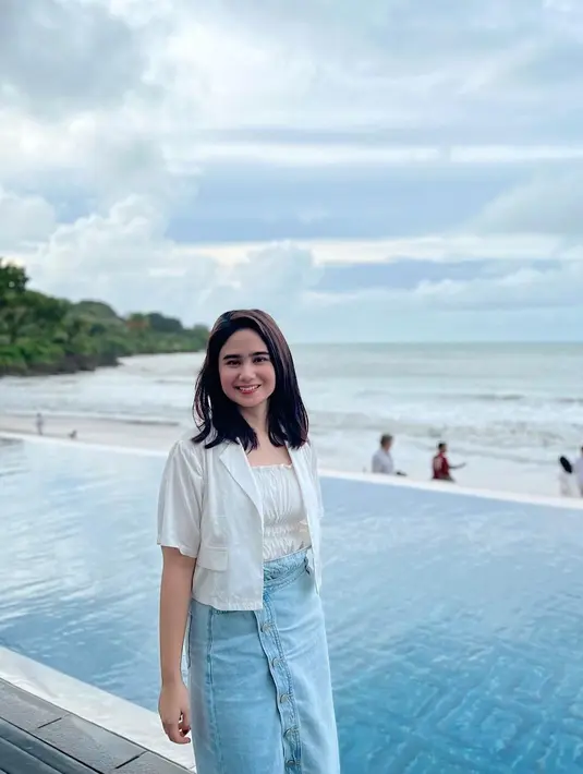 Mengenakan baju putih dan rambutnya yang panjang dibiarkan tergerai. Saat itu, usia Tissa sekitar 10  tahun. [Instagram/tissabiani]