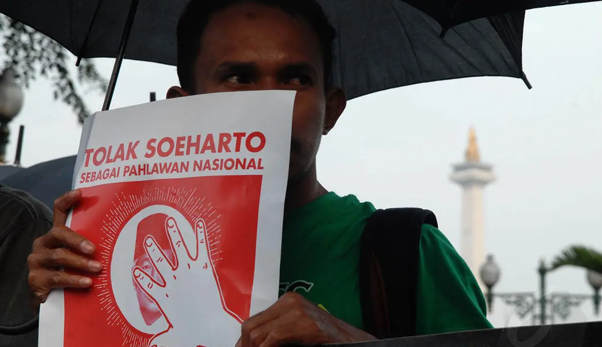 Dalam aksi ke-355 itu, massa menolak Soeharto sebagai Pahlawan Nasional dan mendesak penyelesaian kasus HAM masa lalu, Jakarta, Kamis (12/6/14). (Liputan6.com/Miftahul Hayat)