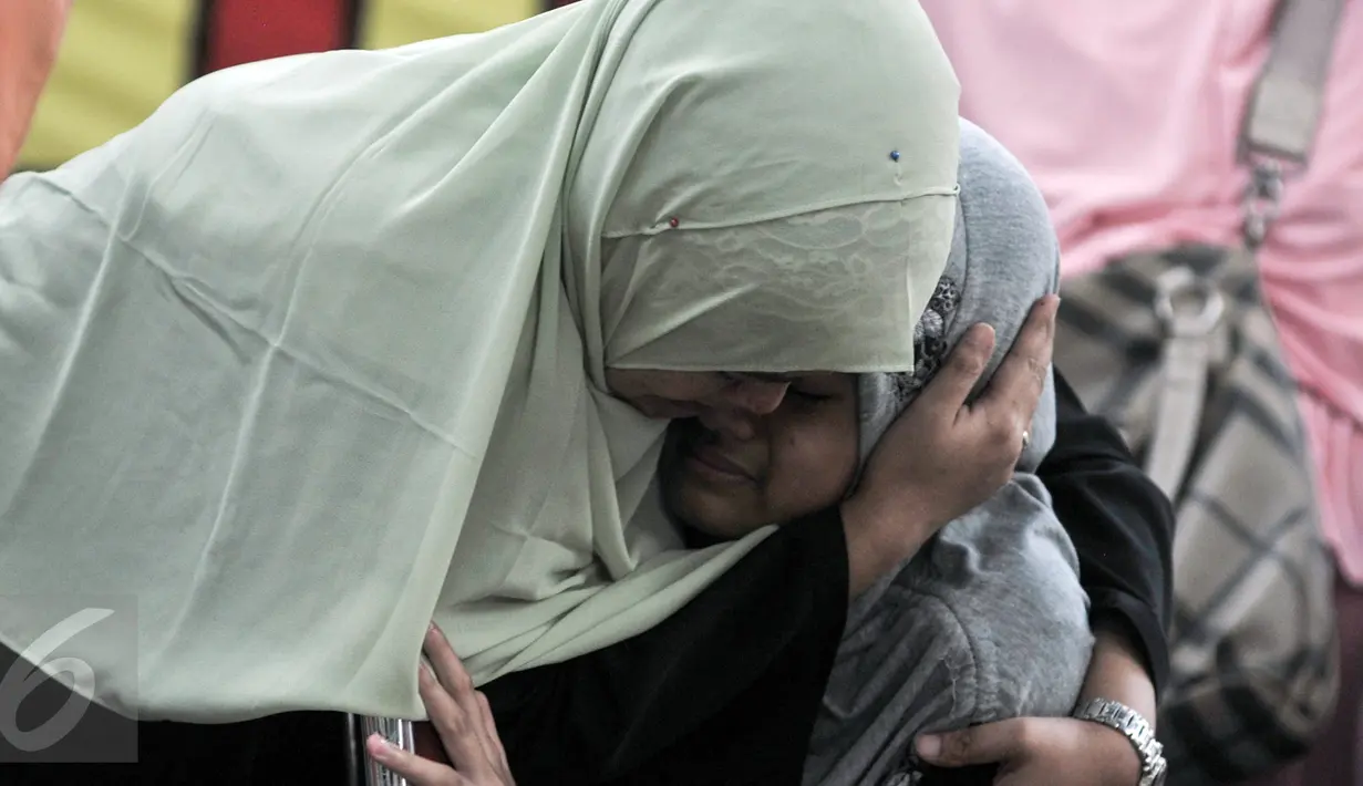 Keluarga korban menangis saat penyerahan jenazah korban KM Zahro di RS Polri, Jakarta, Selasa (3/1). Sebanyak 5 jenazah KM Zahro yang telah teridenfikasi oleh tim DVI Polri diserahkan kepada keluarga korban. (Liputan6.com/Yoppy Renato)