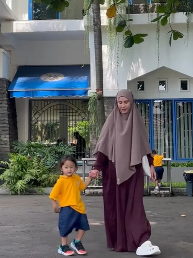 Zaskia Adya Mecca dengan hijab syar'i (Instagram/zaskiadyamecca)