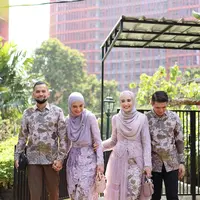 Shireen Sungkar baru saja mengunggah potret gemas bersama suami, kakak, dan kakak iparnya. Ia dan Zaskia Sungkar kompak mengenakan kebaya. Sedangkan para suami mengenakan batik yang kembar dan celana panjang. [Foto: Instagram/shireensungkar]