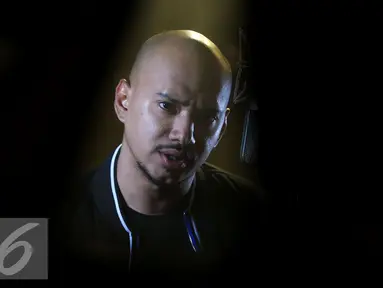 Husen Alatas saat melakukan proses syuting video klip di kawasan Bintaro, Jakarta, Rabu (28/7/2015). Husein mengaku tak kesulitan menghayati lagu single keduanya yang berjudul "Menangis Tanpa Air Mata". (Liputan6.com/Faisal R Syam)