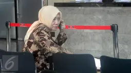 Panitera PN Jakarta Utara Rina Pertiwi berada di ruang tunggu Gedung KPK, Jakarta, Selasa (2/8). Rina menjalani pemeriksaan sebagai saksi kasus suap penanganan perkara pidana asusila yang menyeret nama pendangdut Saipul Jamil. (Liputan6.com/Helmi Afandi)