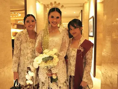 Adira terlihat bahagia dan bersemangat saat berpose bersama pengantin. Ekspresi wajahnya yang penuh keceriaan menunjukkan keakraban Adira dengan sahabatnya yang menikah. Kehadirannya sebagai bridesmaid pun semakin menambah semarak pesta pernikahan sahabatnya. (Liputan6.com/IG/@adirakania)