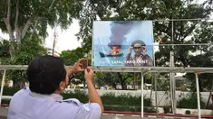 Menteri Susi Pudjiastuti memasang poster di halaman kantor KKP, Jakarta. Foto diambil pada Kamis (11/12/2014). (Liputan6.com/Miftahul Hayat)