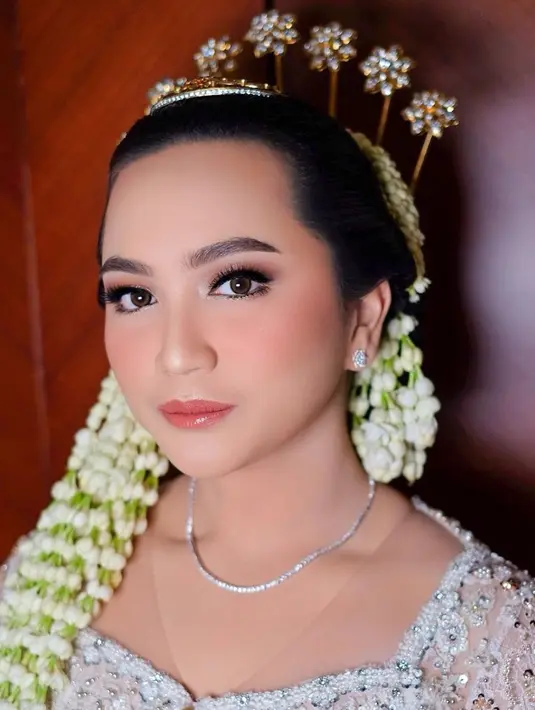 Menariknya pemain film Mencuri Raden Saleh itu tidak mengenakan paes yang menjadi ciri khas riasan pengantin Jawa. Kesannya jauh lebih sederhana, meski tetap ayu dengan ronce melati segar dan aksesori cunduk mantul berjumlah tujuh buah. (Liputan6.com/IG/@jasminelishava)