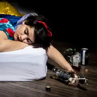 Putri Salju - Kecanduan alkohol. (Sumber foto: boredpanda.com)