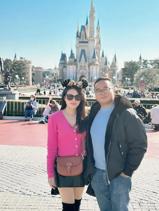 Fritz Hutapea dan Chen Giovani memilih Jepang sebagai liburan akhir tahunnya. Berkunjung ke Disneyland Chen tampil dengan cardigan pink dipadukan mini skirt hitam leather dan knee boots. [@chengiovanis]