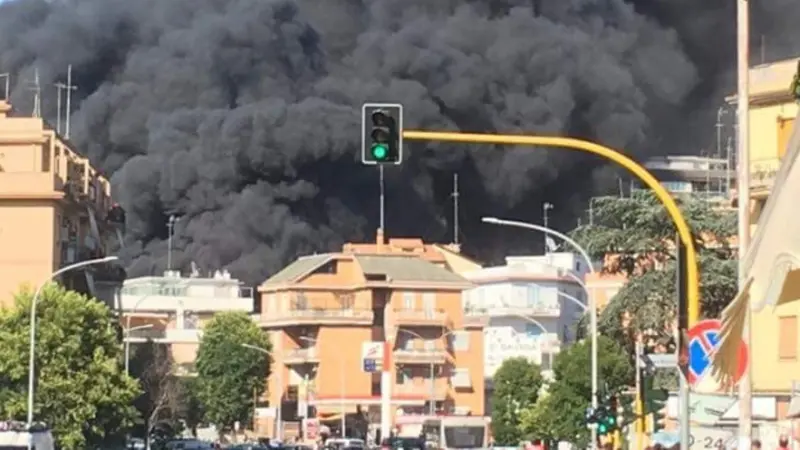 Asap hitam yang membumbung di Vatikan City, Roma. (BooBooNYC/Twitter)