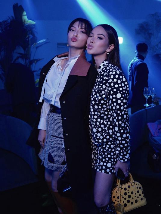 Selain bertemu dengan artis dunia, Alyssa juga sempat bertemu dan berfoto bareng Raline Shah yang juga hadir dalam event tersebut. Selain tampil manis dengan busananya, perempuan kelahiran Lombok ini juga tampak menenteng tas warna kuning dengan motif senada dengan bajunya. (Liputan6.com/IG/@alyssadaguise)