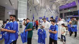 Fans mengantri saat memburu jersey Al Hilal bertuliskan nama Neymar di toko resmi klub di Riyadh, Selasa (15/8/2023). (Photo by Fayez Nureldine / AFP)