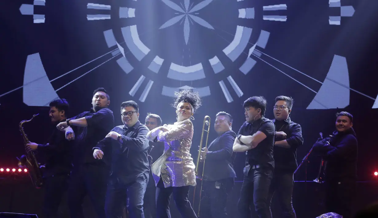 Dengan melakukan gerakan mengikuti para penari latar, Yura terlihat begitu keren penampilannya. Yura Yuniata berhasil tampil all-out. Keseruan konser Merakit membuat Yura Yunita tidak kecewakan para penggemarnya yang datang ke konsernya tersebut. (KapanLagi.com/Muhammad Akrom Sukarya)