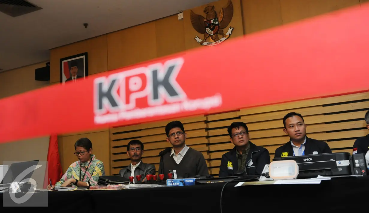 KPK dan Polda Metro Jaya menggelar konferensi pers terkait penangkapan anggota KPK gadungan di KPK, Jakarta, Jumat (22/7). Harry ditangkap karena telah menipu seorang anggota DPRD Medan. (Liputan6.com/Helmi Afandi)