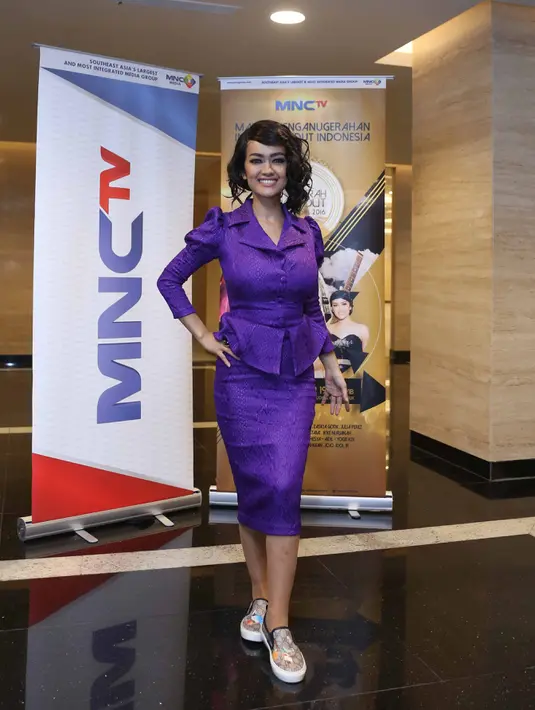 "Saya nyanyi, ntar ngehost. Aku udah bilang kalau aku mau host cuma ga bisa pakai heels. Kata mereka gak apa-apa, ya udah. Saya bisa pakai wedges ini dari pagi sampai siang kuat," tutur Jupe. (Nurwahyunan/Bintang.com)